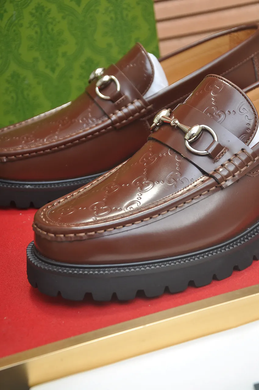 Men's shoes💰560💶Italy's top luxury men's shoe giant (GUCCI) (Gucci) (full cowhide lining) new arrival🍃Original European style🔰 Pleasant to the eye😍In order to make the shoes more durable and non-deformable🌀The production continues to follow traditional methods but there is still no lack of innovation💪Choose original sheepskin for the leather♻️ Smooth and natural And extra bright ⭐Made of imported cowhide, the first choice of rich people 38-45 (45 customized)